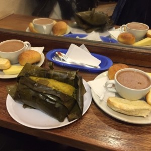 Chocolate completo y tamal