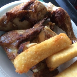 pollo y yucas