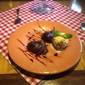 peras al vino con helado de vainilla