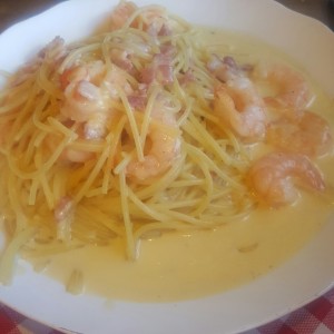 Spaghetti con tocino ahumado y camarones