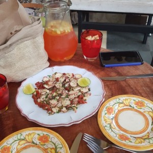 carpaccio de pulpo y sangria blanca