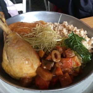Pollo alla cacciatora con orzotto alle verdure