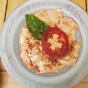 Ravioli al prosciutto e pomodori secchi