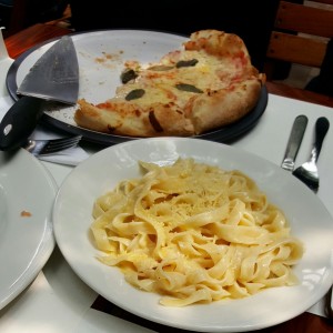 Pizza Margarita y Fetuccini al burro