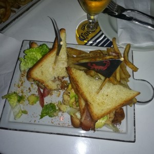 sandwich de Pollo, tocineta y aguacate... exquisito!