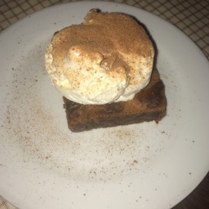 Brownie de milo con helado de vainilla 