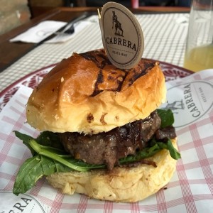 Hamburguesa Cabrera (con cebolla grillada, queso azul y nueces)