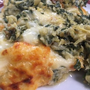 dip de alcachofas, espinaca, queso mozarella y parmesano gratinado
