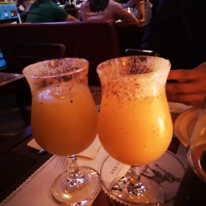 micheladas de mango con coronas