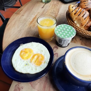 Desayuno con huevos fritos.