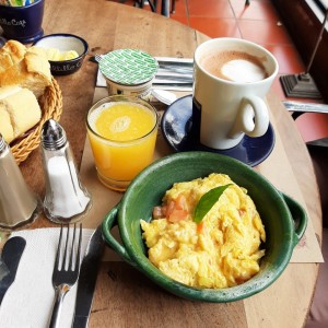 Desayuno huevos pericos.