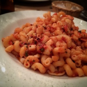 pasta corta con frutos de mar