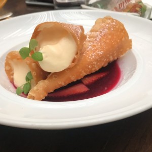 cannoli caldo vino y frutos rojos
