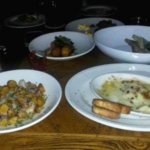 Brie, alcachofas, polenta