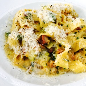 Tagliatelle carbonara con pork belly 