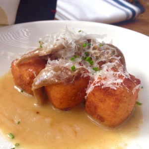 Polenta con setas y queso pecorino