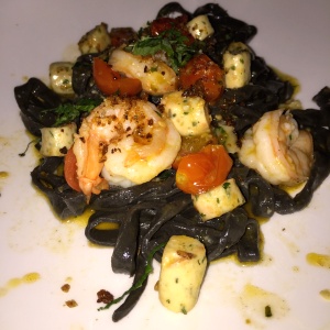 Linguini Nero, langostinos y salchicha de pescado