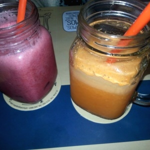 Frutos rojos y naranja con zanahoria