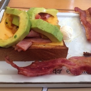 Armado al gusto con: Jamon, cheddar, cherrys, tocineta y aguacate