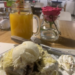 French toast de blueberries con helado de vainilla