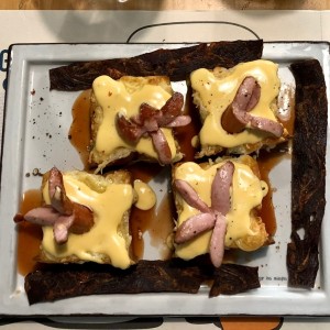 tostada con salchicha y bacon