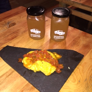 Arepa con hogao y limonada de panela 