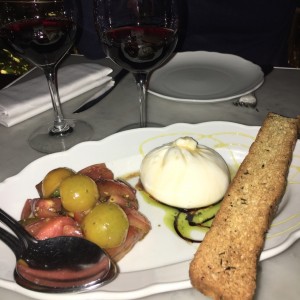 burrata con tomates