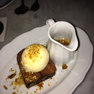 Brownie con helado de vainilla y salsa de caramelo salado