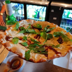 pizzeta con cebolla caramelizada