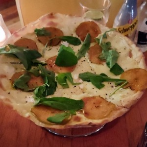 pizzeta de brie, rugula y manzana caramelizada