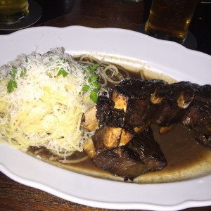 asado de tira con pasta al burro y parmesano