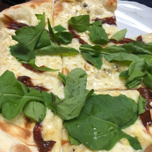 pizzeta 3 quesos rugula