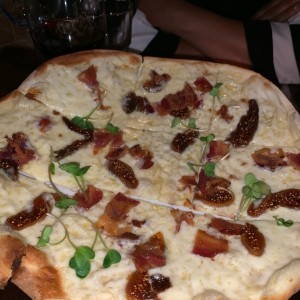 pizzeta de queso gruyere, higos y bacon
