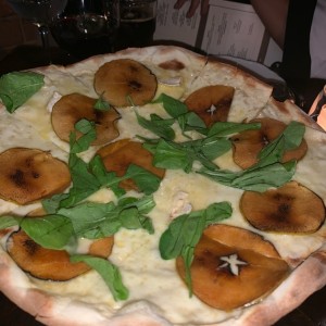 pizza de brie, manzanas caramelozadas y arugula