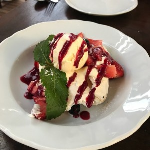 Merengue con helado y frutos rojos