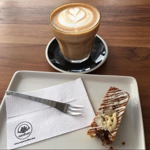 Latte con torta de almendra