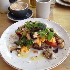 tostada de hongos con adicion de huevos