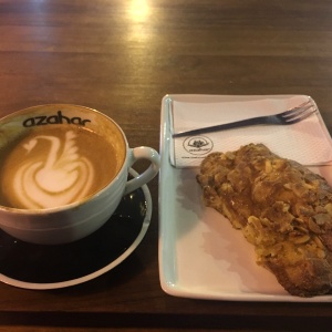 Capuccino y croissant de almendras