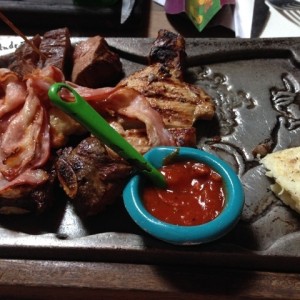 Plato trimixto de 4 carnes