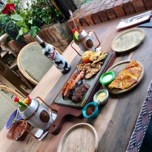 parrillada barrio y arepa con queso