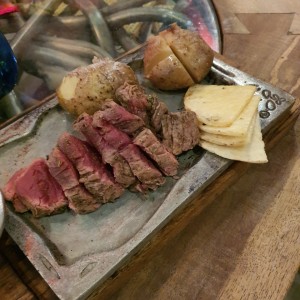 Lomo Al Trapo con Papas Saladas