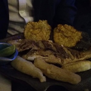 Pescado a la parrilla y patacones 