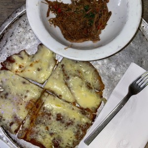 Patacon con carne desmechada y queso mozarella