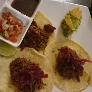TACO DE COCHINITA PIBILL