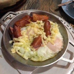 Huevos fritos con salchichas