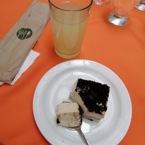 Limonada fresca con Cheesecake de Oreo y un Cocktail de Frutas delicioso. 