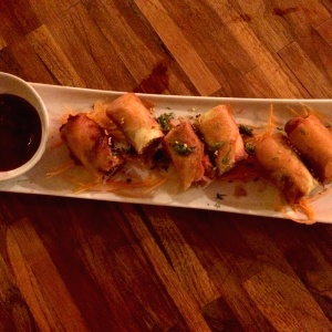 Entrada de spring rolls de pato 