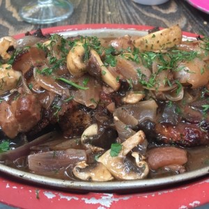 Pollo al vino con tocineta 