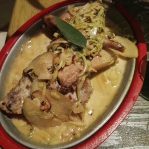Conejo en queso azul.