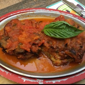 Pollo deshuesado con vegetales al horno